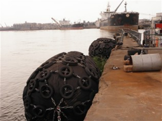 Ship Floating Pneumatic Rubber Fenders ISO 17357 Black Yokohama Chain Tire Net