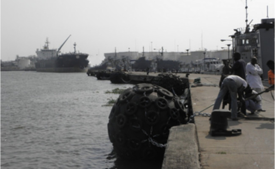 Perlindungan Kapal Berthing Yokohama Rubber Fender Black Inflatable Floating Pneumatic