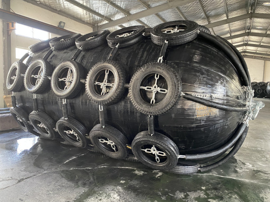 Port Menggunakan Pneumatic Yokohama Rubber Fender Dengan Chain Tire Net